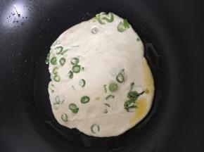 平底锅里加入少量的食用油，烧热将并放入锅中，两边上色，摊熟
