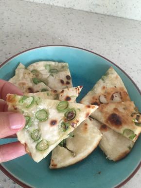 约5分钟后，饼可以出锅，可看出内部分层，口感酥脆，切片可食用