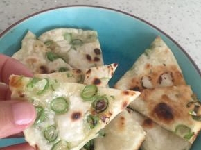约5分钟后，饼可以出锅，可看出内部分层，口感酥脆，切片可食用