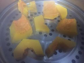 将南瓜切块，锅中加入水，南瓜块蒸煮5分钟，煮烂成泥