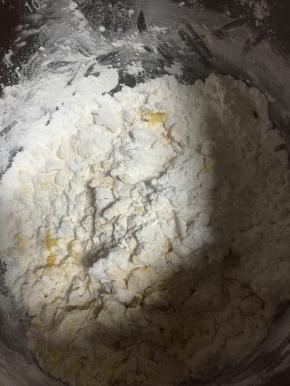 锅内加入糯米粉，将南瓜泥加入，揉匀，不需要加水，南瓜里面的水分充足，加水容易很稀