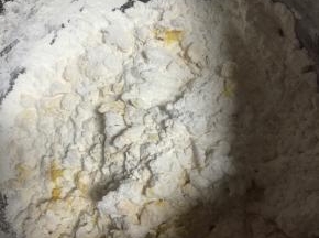锅内加入糯米粉，将南瓜泥加入，揉匀，不需要加水，南瓜里面的水分充足，加水容易很稀