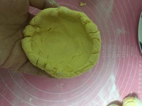 将面分成小团，压扁，做成窝状，中间厚四周薄
