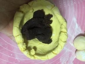 在窝团里加入适量的红豆沙