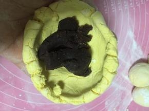 在窝团里加入适量的红豆沙