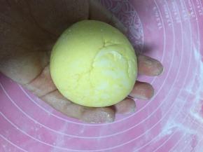 将面团抱住，放在手心揉，把口封住，揉圆