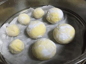 在锅子里加一些水，烧热，将包好的团子放在笼屉上蒸熟，约6-8分钟