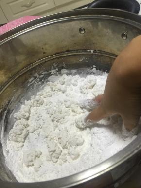 取适量糯米粉