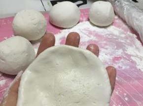 拿出一小团，用手捏成饼状，中间厚，四周薄