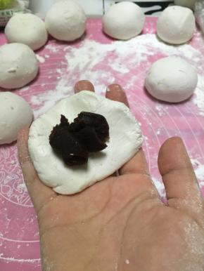 加入提起准备好的豆沙馅