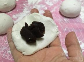 加入提起准备好的豆沙馅