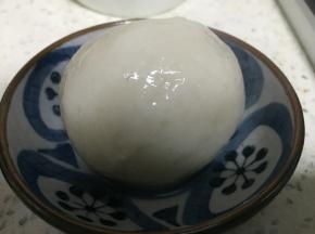 锅里加水，烧开后，将做好的汤圆，放入锅中，煮8-10分钟左右，汤圆浮起来，即可以出锅。