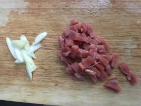 把青豆洗净，肉切块，葱切丝