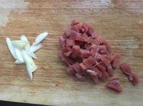 把青豆洗净，肉切块，葱切丝