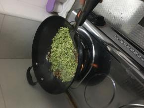 肉炒七分熟后加入青豆爆炒，