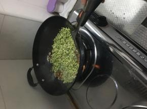 肉炒七分熟后加入青豆爆炒，