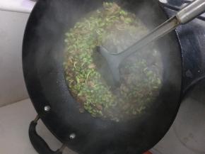 加入少许水和盐