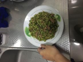 炒好的青豆炒肉取出盛盘