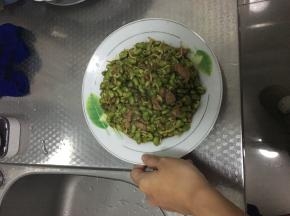 炒好的青豆炒肉取出盛盘