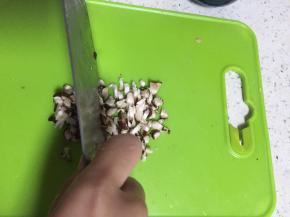 准备所有食材，全部洗干净，切丁