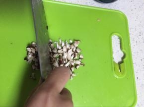 准备所有食材，全部洗干净，切丁