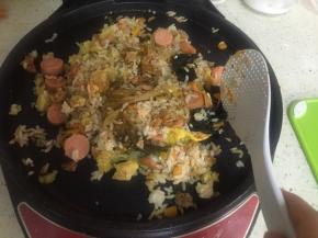 电饼铛预热，倒入少量橄榄油，倒入葱姜蒜爆香，依次加入肉丁、香菇、芹菜、洋葱、土豆、泡菜、香肠、杭椒等，在倒入熟米饭，翻炒均