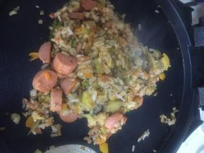 待饭烧的滚烫，加入盐、鲜酱油、料酒拌匀