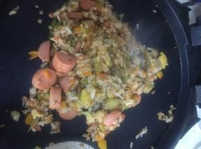 待饭烧的滚烫，加入盐、鲜酱油、料酒拌匀