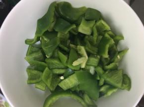 把青椒洗净，香肠切丝，葱切丝