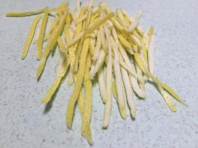 用盐搓洗柚子表皮，用刮刀，将柚子皮处理成细丝