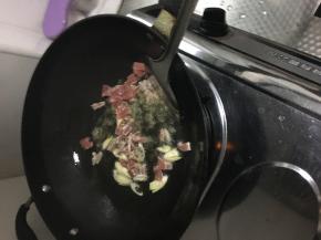 炒锅放油，烧热后加入葱丝爆炒，然后放入酱油和香肠，