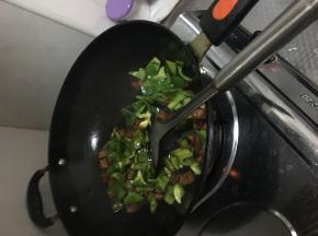 加入青椒爆炒