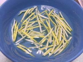 将又薄又细的柚子皮放入淡盐水中浸泡20分钟