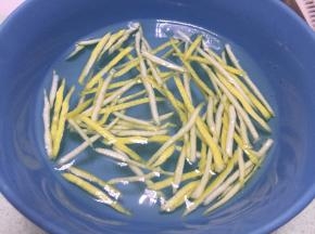 将又薄又细的柚子皮放入淡盐水中浸泡20分钟