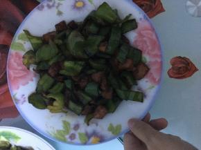 炒好的青椒香肠取出盛盘