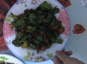 炒好的青椒香肠取出盛盘