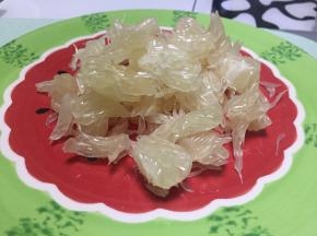 剥出柚子的果肉，不用拨开的太细，煮的时候会自动散开