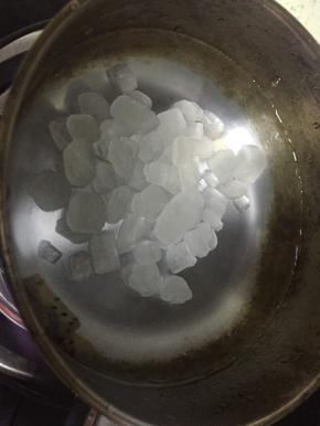 锅内加入水和冰糖，