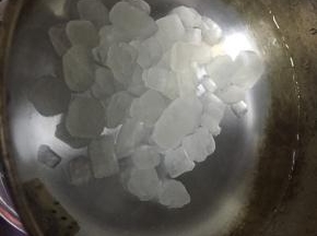 锅内加入水和冰糖，