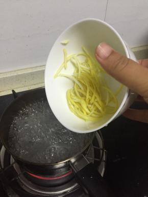 煮沸后加入泡好沥干的柚子皮
