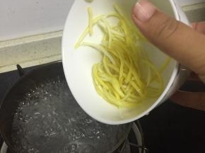 煮沸后加入泡好沥干的柚子皮