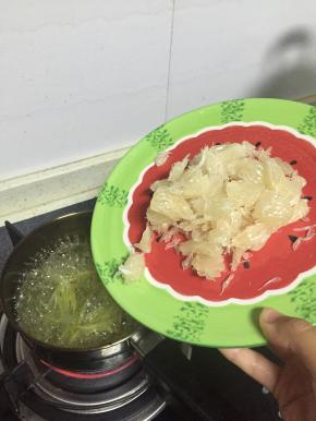 柚子皮煮至透明，加入果肉