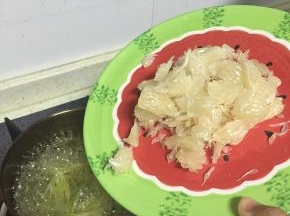 柚子皮煮至透明，加入果肉