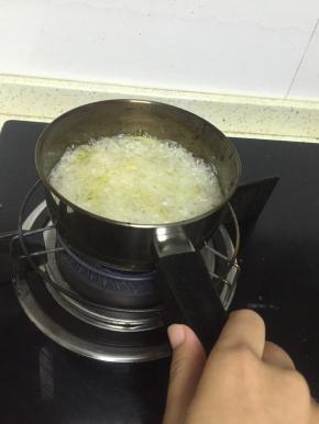 大火煮沸，一会中火熬制