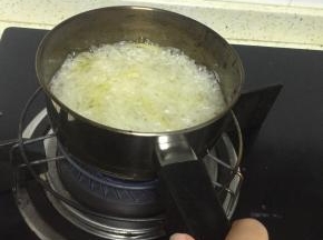 大火煮沸，一会中火熬制