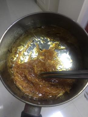 水分差不多收干的时候，颜色也有了明显的变化，关好火