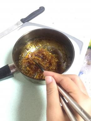 待冷却后，依照自己的口味加入蜂蜜