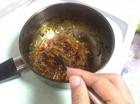 待冷却后，依照自己的口味加入蜂蜜