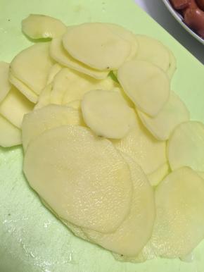 把所有菜品按照自己的需要切好