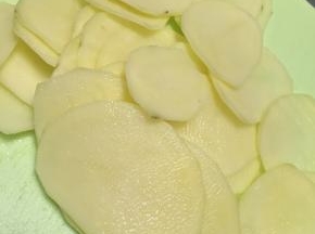 把所有菜品按照自己的需要切好